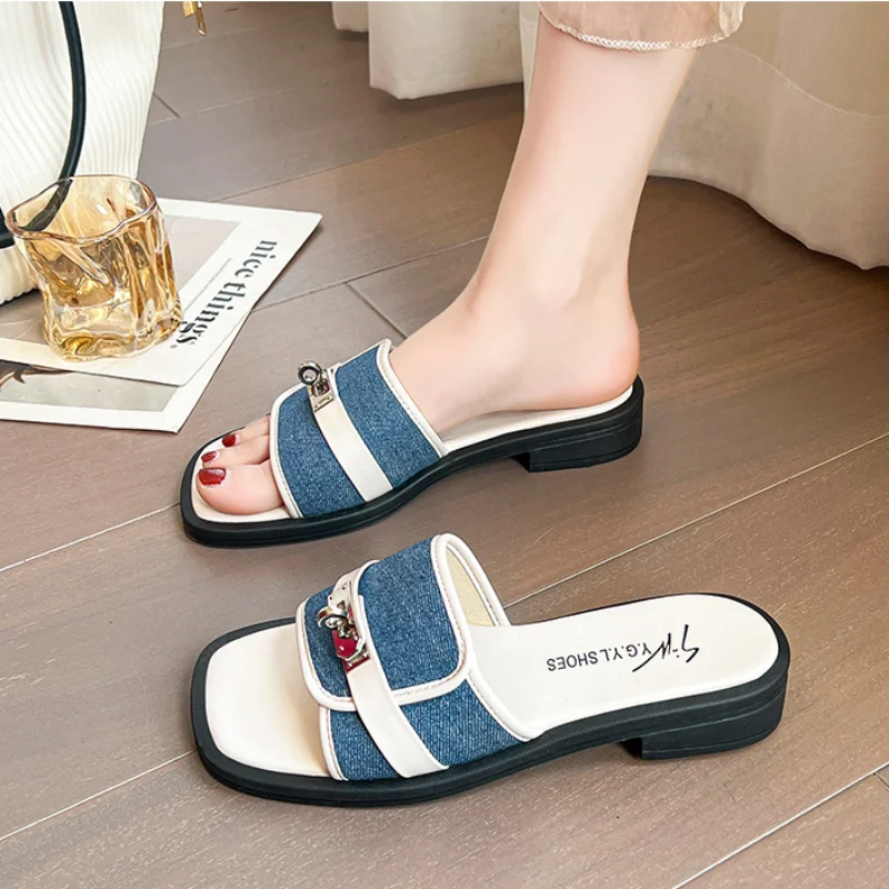 Women's Luxury Metal Button Slippers 2023 Summer Designer Brand Flat Sandals Ladies Casual Low Heel Platform Shoes Flip Flops
Women's Luxury Metal Button Slippers 2023 Summer Designer Brand Flat Sandals Ladies Casual Low Heel Platform Shoes Flip Flops