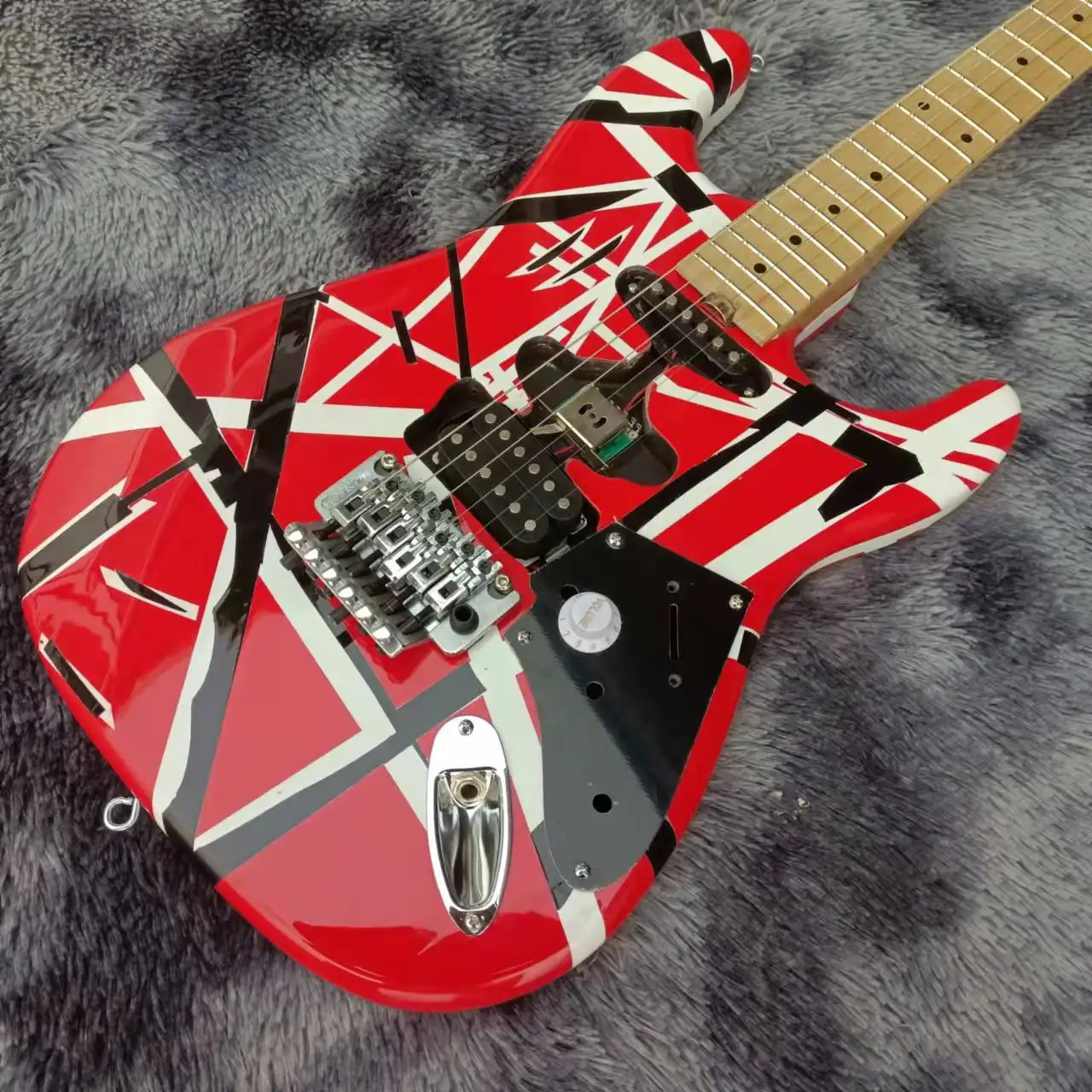 

Heavy Relic Guitar Eddie Edward Van Halen Franken stein Black White Stripe Red 5150 ST Alder Body, Maple Neck, FloydRose Tremolo
