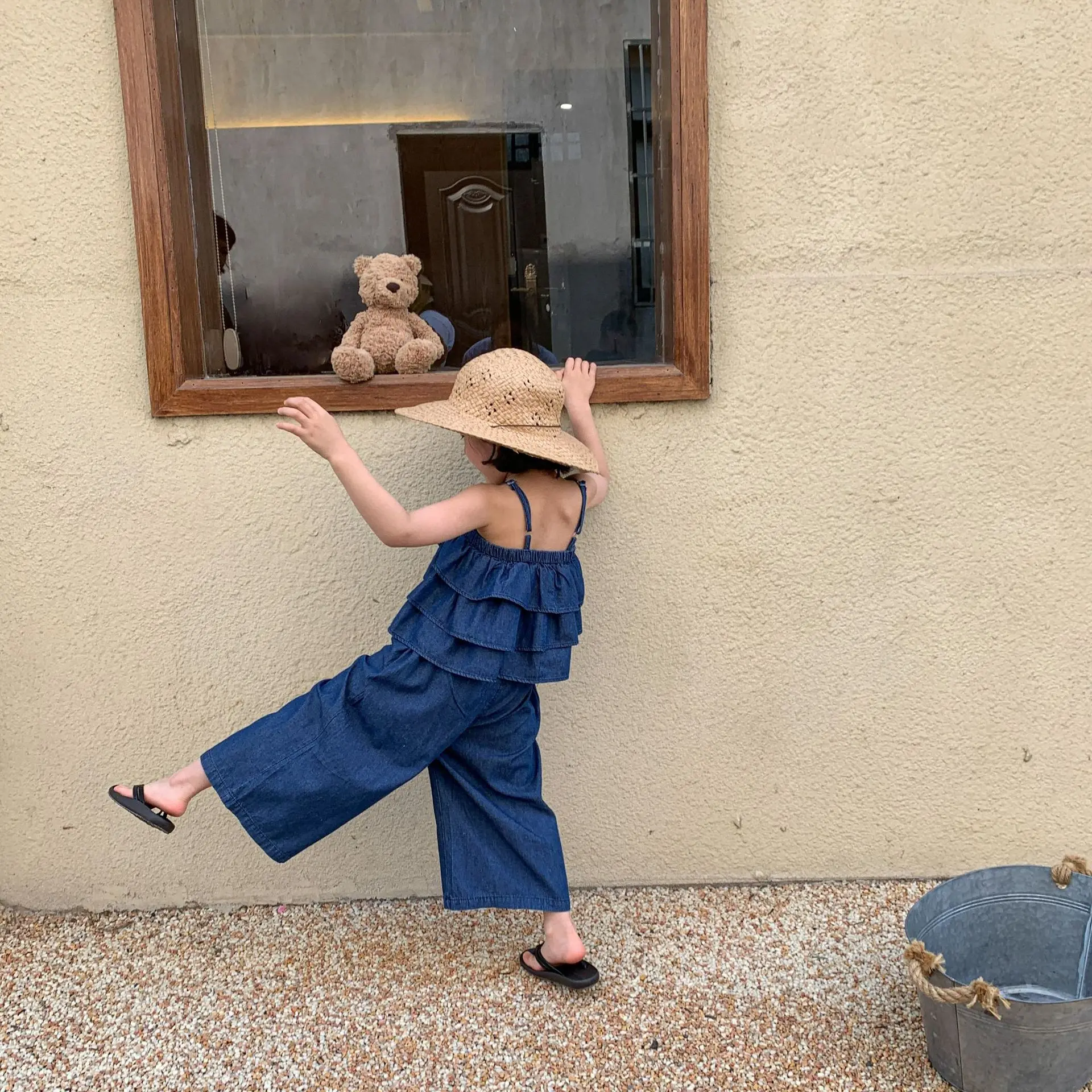 Girls' Set Summer 2023 New Girls' Summer Fashion Fashionable and Fashionable Straps Wide Leg Trousers Denim Two Piece Set
Girls' Set Summer 2023 New Girls' Summer Fashion Fashionable and Fashionable Straps Wide Leg Trousers Denim Two Piece Set