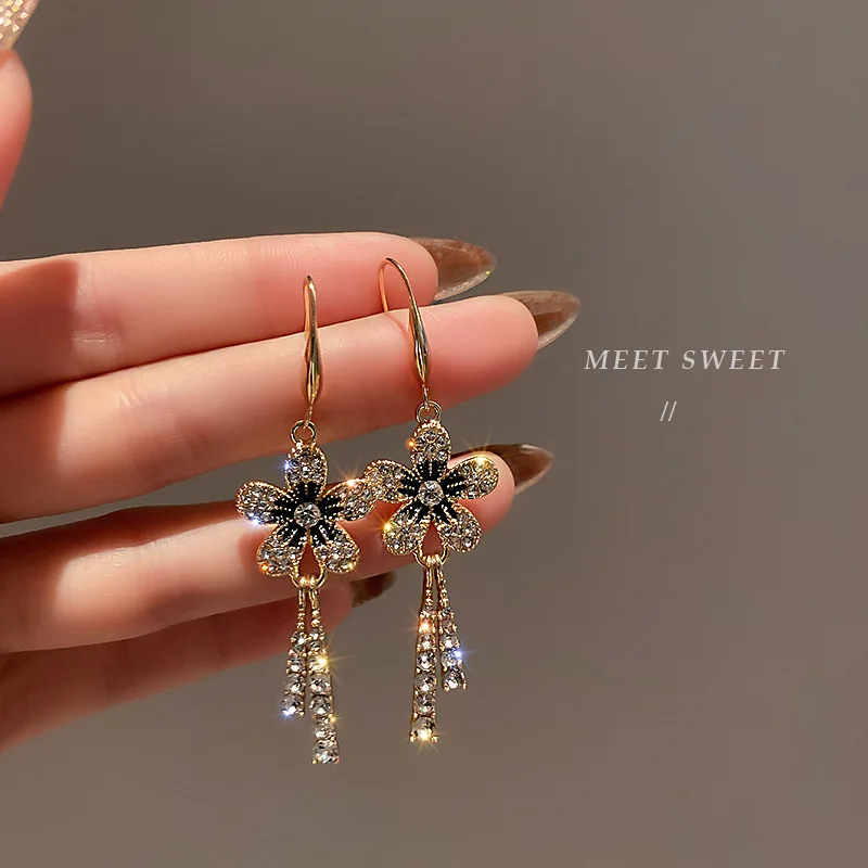 Diamond Inlaid Flower Tassel Ear Hook Ins Style Retro Earrings Korean Design Sense Network Red Personalized Tempe
Diamond Inlaid Flower Tassel Ear Hook Ins Style Retro Earrings Korean Design Sense Network Red Personalized Tempe