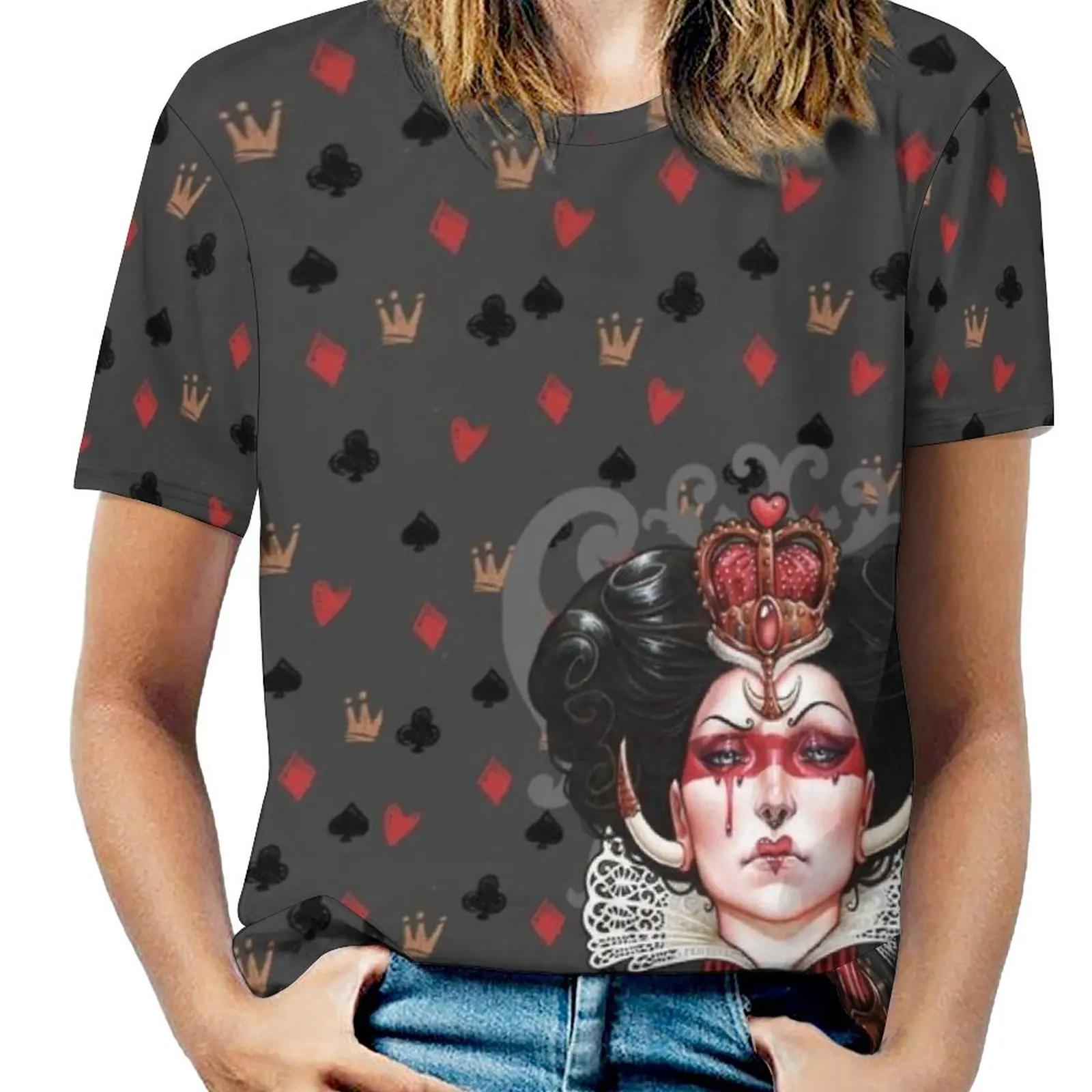 Женская футболка с коротким рукавом, круглым вырезом и принтом «Queen Of Hearts» 
Женская футболка с коротким рукавом, круглым вырезом и принтом «Queen Of Hearts»
