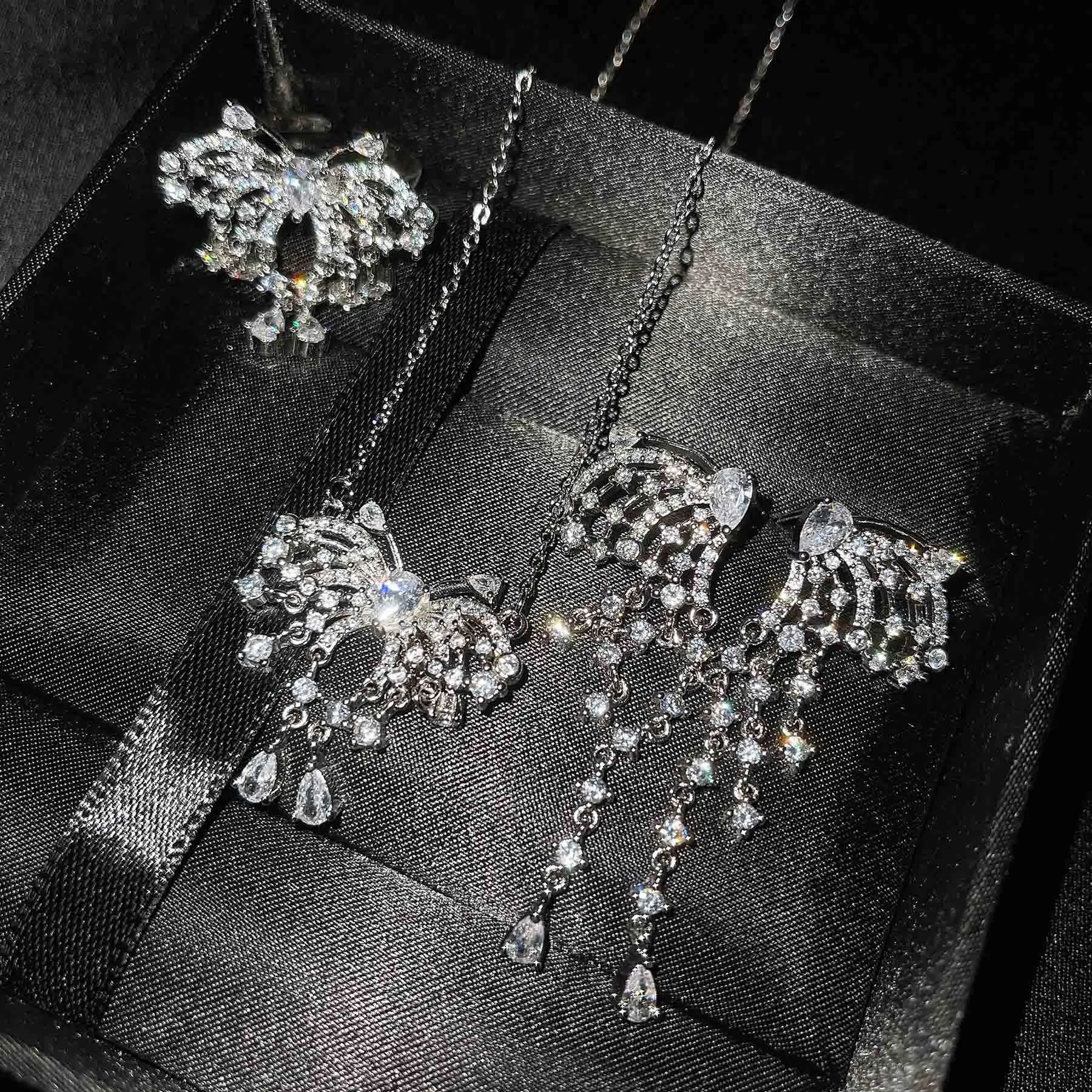 Foydjew Niche Design Super Fairy Hollowed Flashing Butterfly Earrings Micro Inlaid Full Diamond Pendant Rings Set For Women
Foydjew Niche Design Super Fairy Hollowed Flashing Butterfly Earrings Micro Inlaid Full Diamond Pendant Rings Set For Women