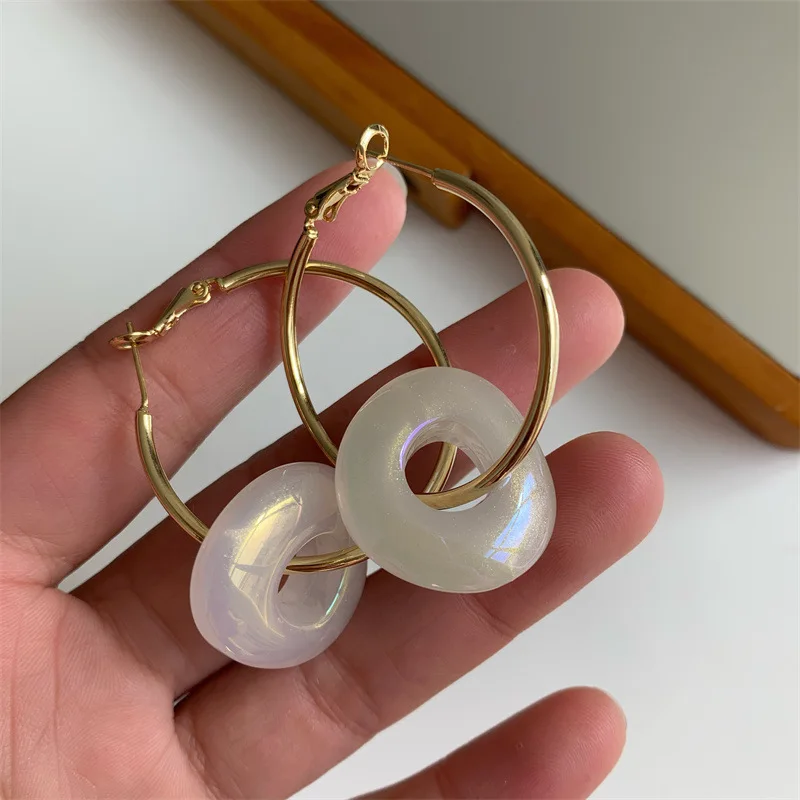 Korean Design Resin Round Ear Buckle Temperament Earings Female Geometric Earrings for Women Fashion Wholesale
Korean Design Resin Round Ear Buckle Temperament Earings Female Geometric Earrings for Women Fashion Wholesale