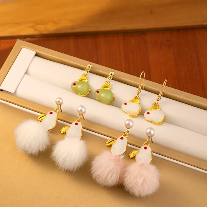 Chinese Zodiac Imitation Hetian Jade Rabbit Earrings 2022 Fashion Antique Rhinestone Design Long Hair Ball Earrings Jewelry
Chinese Zodiac Imitation Hetian Jade Rabbit Earrings 2022 Fashion Antique Rhinestone Design Long Hair Ball Earrings Jewelry
