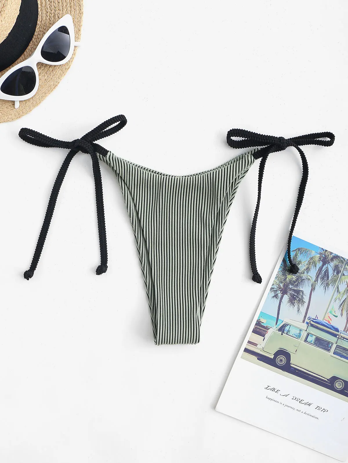 Трусы-бикини в рубчик, с высоким вырезом
Трусы-бикини в рубчик, с высоким вырезом