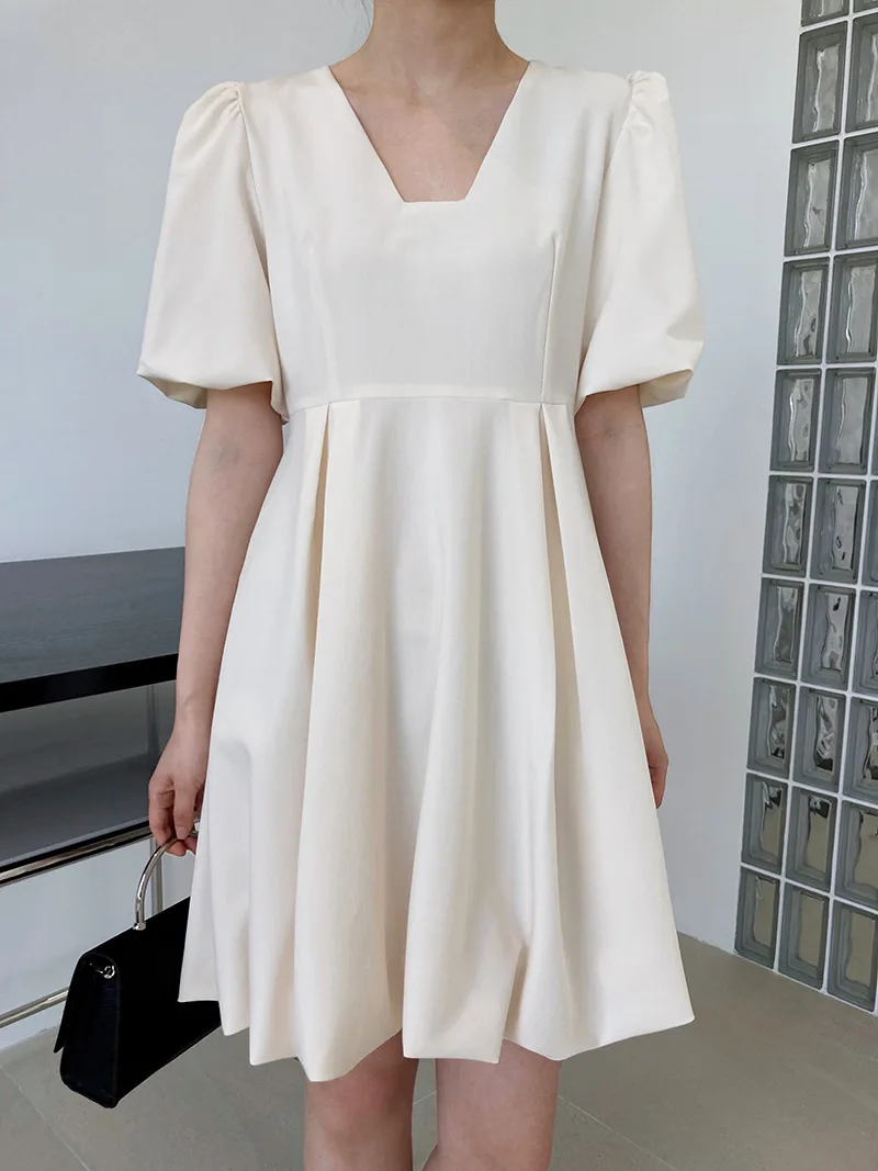 Black Square Neck Puff Sleeve Bud Dress Female Summer Temperament High-end Pleated Midi Dress
Black Square Neck Puff Sleeve Bud Dress Female Summer Temperament High-end Pleated Midi Dress