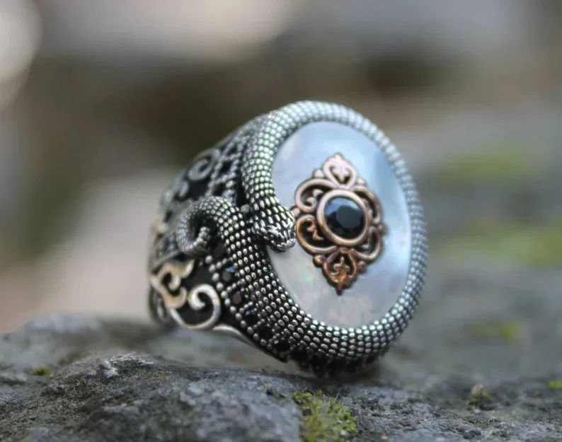Men's White Gem Snake Exaggerated Ring Vintage Separation Real Mother of Pearl Shell Diamond Ring Fashion Attendance Ring
Men's White Gem Snake Exaggerated Ring Vintage Separation Real Mother of Pearl Shell Diamond Ring Fashion Attendance Ring