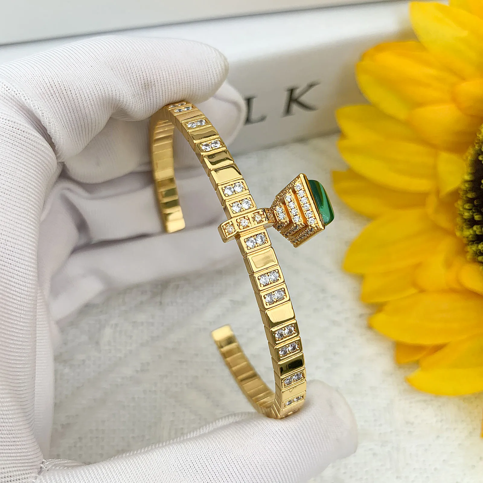 18K Gold Plated Emerald Bracelet & Bangle For Woman Pagoda Pendant classic Bracelet Luxury Jewelry Accessories Holiday gifts
18K Gold Plated Emerald Bracelet & Bangle For Woman Pagoda Pendant classic Bracelet Luxury Jewelry Accessories Holiday gifts