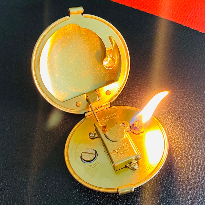 Creative Ladies Powder Box Handmade Brass Kerosene Lighter 1935 Round Semi Automatic Ignition Antique Lighter Collectible Gift
Creative Ladies Powder Box Handmade Brass Kerosene Lighter 1935 Round Semi Automatic Ignition Antique Lighter Collectible Gift
