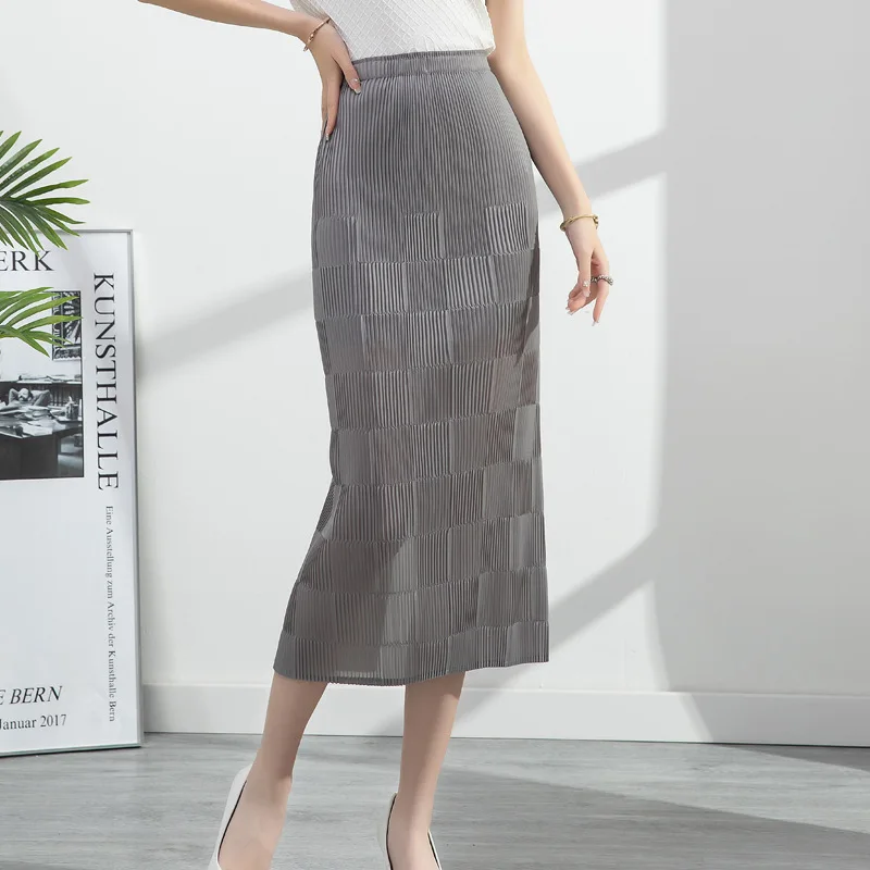 French Miyake pleated skirt 2022 spring new design sense of drape is thin and temperament high waist rear slit slim A-line skirt
French Miyake pleated skirt 2022 spring new design sense of drape is thin and temperament high waist rear slit slim A-line skirt