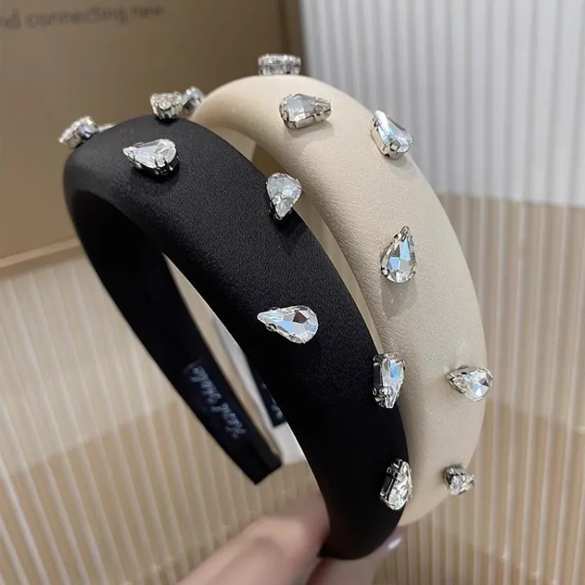 Premium Wide-Brimmed Headband Women Satin Water Drop Zircon Sponge Hairband High Skull Headwear Light Luxury Hair Accessories
Premium Wide-Brimmed Headband Women Satin Water Drop Zircon Sponge Hairband High Skull Headwear Light Luxury Hair Accessories