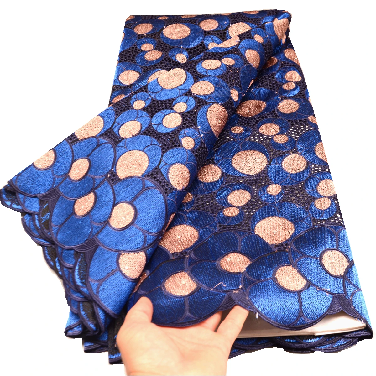 new design royal blue high quality African lace fabric 2022 embroidery swiss voile lace fabric with stones for big wedding 94327
new design royal blue high quality African lace fabric 2022 embroidery swiss voile lace fabric with stones for big wedding 94327