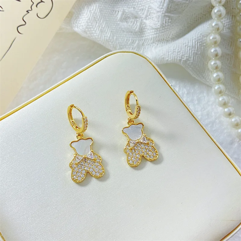 2023 New Full Diamond Cute Super Fairy Bear Earrings Popular Design Fashion Temperament Women's Versatile Earrings
2023 New Full Diamond Cute Super Fairy Bear Earrings Popular Design Fashion Temperament Women's Versatile Earrings