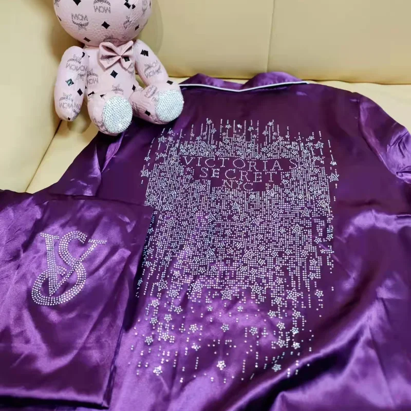 Rhinestone vs Pajama Set Fashion spring and Autumn New Silk Long Sleeve diamond women's large loose comfortable two-piece set
Rhinestone vs Pajama Set Fashion spring and Autumn New Silk Long Sleeve diamond women's large loose comfortable two-piece set
