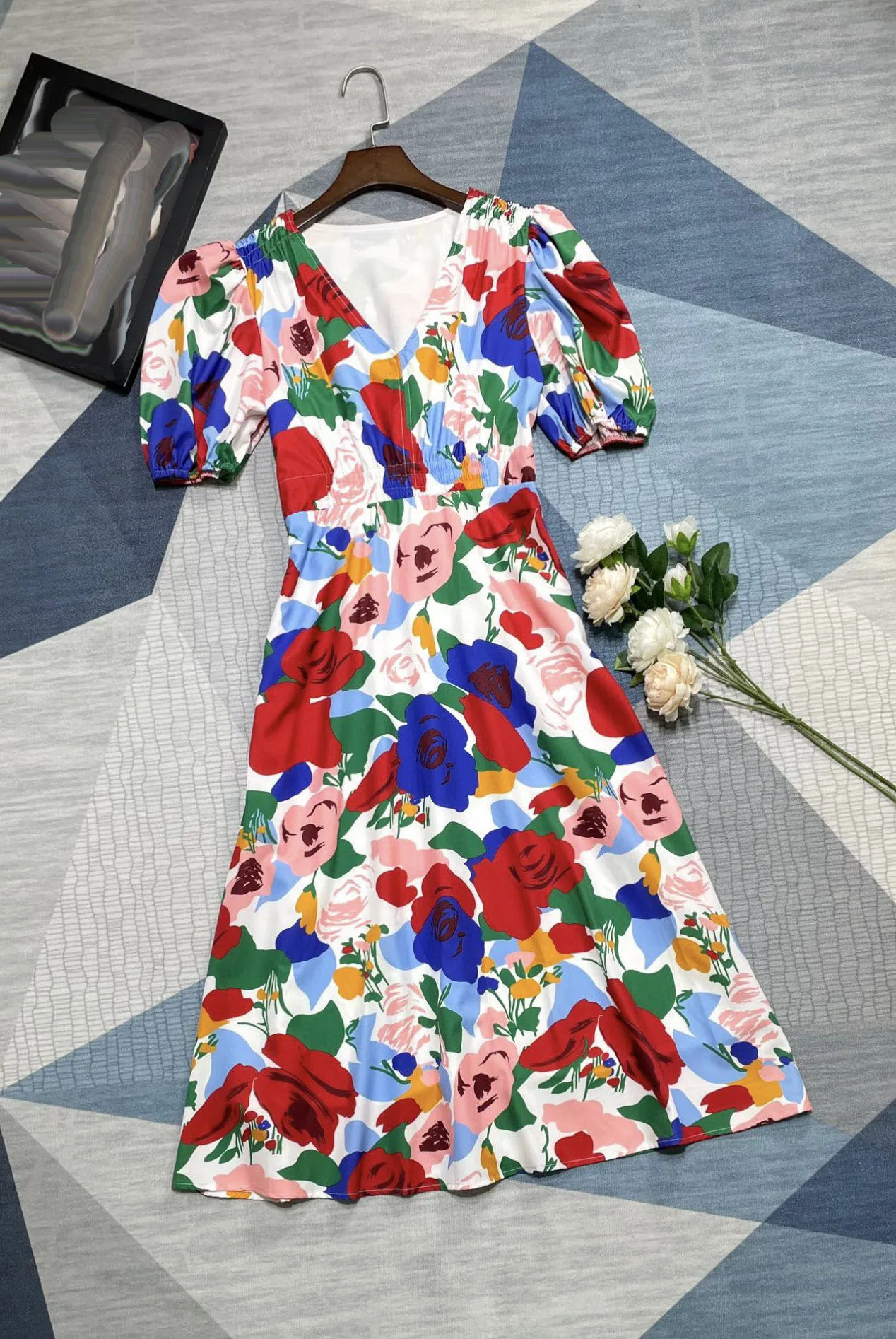 High quality women colorful rose oil painting printing short puff sleeve midi dresses elastic waist v-neck elegant dress
High quality women colorful rose oil painting printing short puff sleeve midi dresses elastic waist v-neck elegant dress