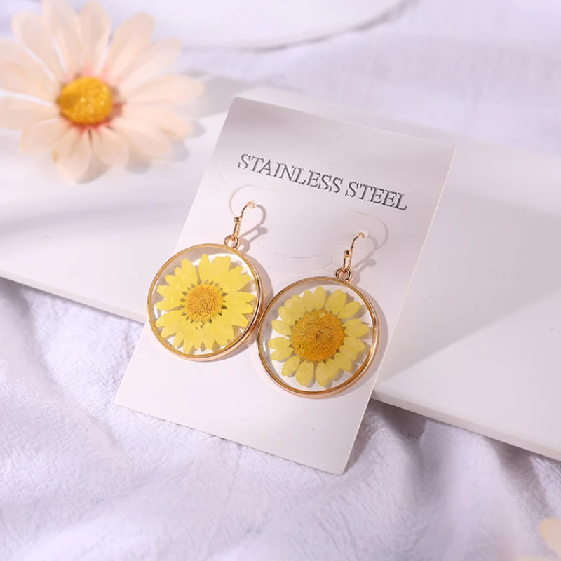 Resin Dried Flowers Earrings for Women Chrysanthemum Dangle Earrings Fashion Jewelry Female Elegant Drop Earrings Trendy Eardrop
Resin Dried Flowers Earrings for Women Chrysanthemum Dangle Earrings Fashion Jewelry Female Elegant Drop Earrings Trendy Eardrop