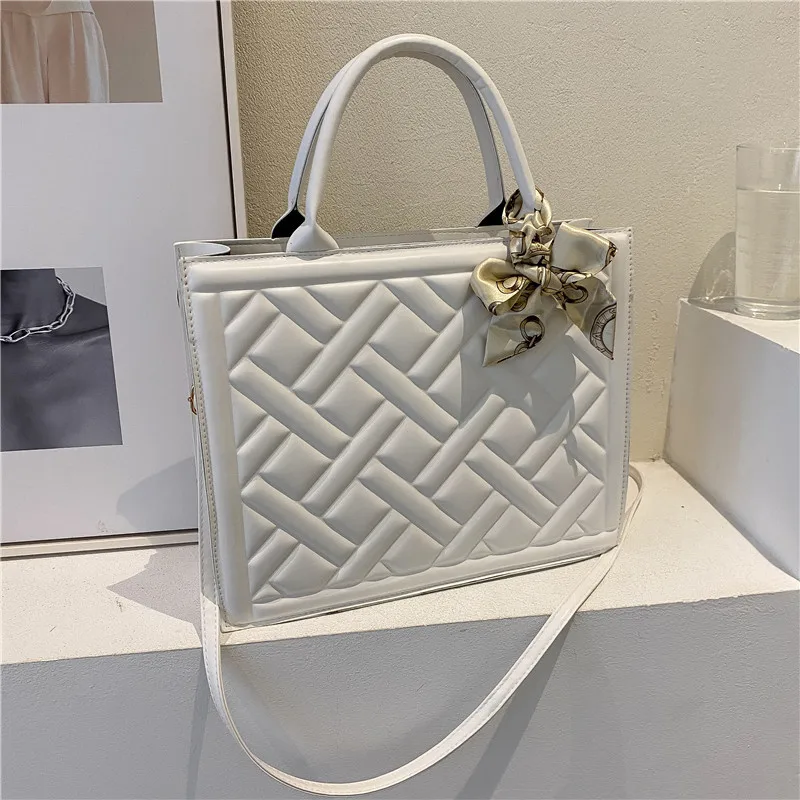 2023 Summer New Contrast Color Silk Scarf Handbag Simple Casual Shoulder Diagonal Bag Women's Handbag Creasing Small Square Bag
2023 Summer New Contrast Color Silk Scarf Handbag Simple Casual Shoulder Diagonal Bag Women's Handbag Creasing Small Square Bag