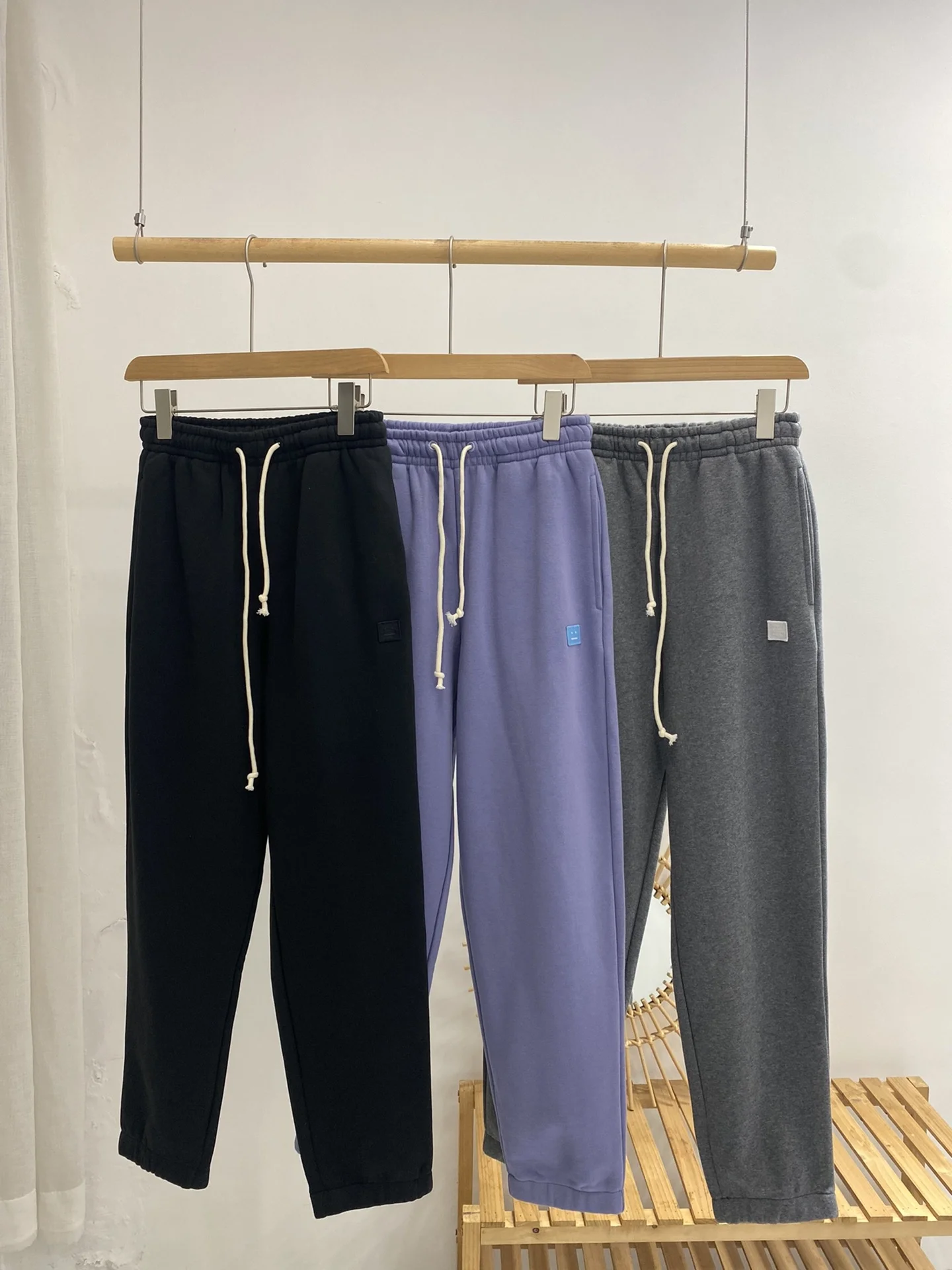 Studios 22fw Ac Smiley Little Casual Closeup Simple Loose Square Patch Embroidery acne Thickened Pants
Studios 22fw Ac Smiley Little Casual Closeup Simple Loose Square Patch Embroidery acne Thickened Pants