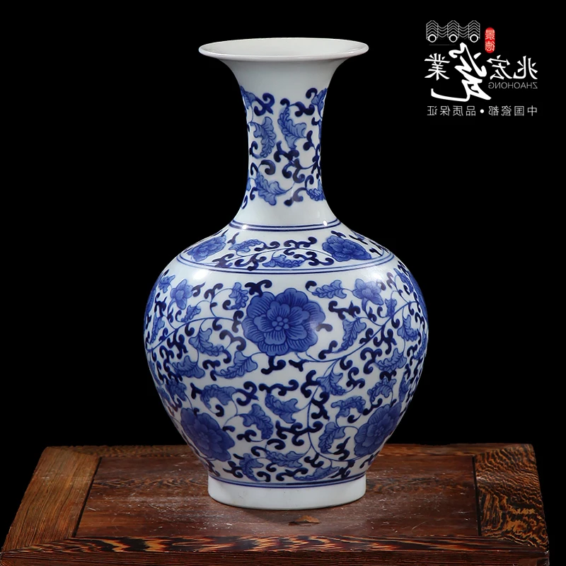 Hong Siu Jingdezhen ceramics 30cm living room decoration with blue and white porcelain classical antique vase crafts 
Hong Siu Jingdezhen ceramics 30cm living room decoration with blue and white porcelain classical antique vase crafts