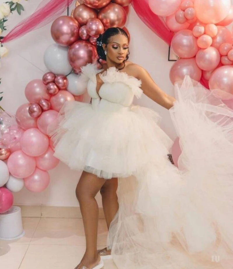 Соблазнительные белые ночные рубашки для невесты, очаровательные короткие свадебные платья с глубоким V-образным вырезом и оборками, с длинным шлейфом, без рукавов, свадебное утреннее платье
Соблазнительные белые ночные рубашки для невесты, очаровательные короткие свадебные платья с глубоким V-образным вырезом и оборками, с длинным шлейфом, без рукавов, свадебное утреннее платье