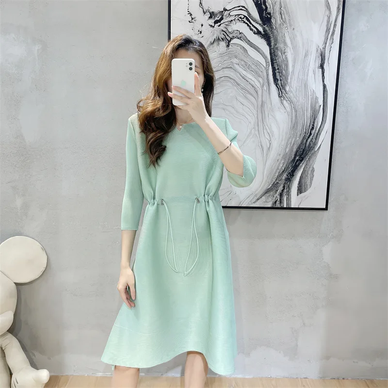 Miyake pleated women's lace-up waist dress summer new loose temperament A-line hem midi skirt
Miyake pleated women's lace-up waist dress summer new loose temperament A-line hem midi skirt