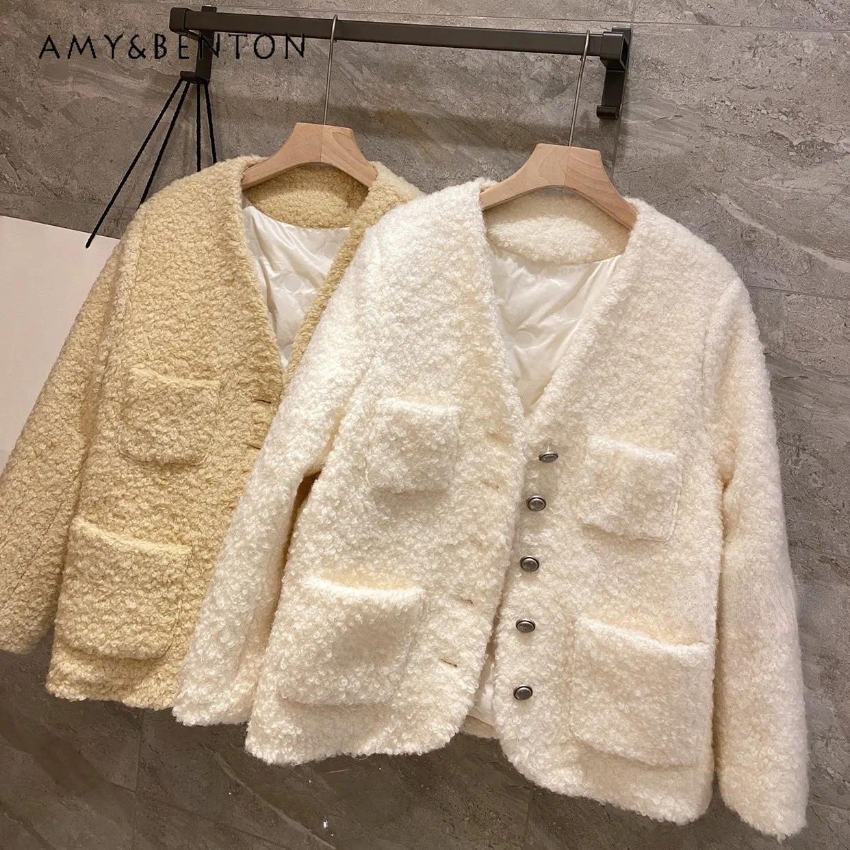 Down Feather Liner Woolen Short Coat for Women Winter New High-Grade Single-Breasted V-neck Thickening Long Sleeve Jacket
Down Feather Liner Woolen Short Coat for Women Winter New High-Grade Single-Breasted V-neck Thickening Long Sleeve Jacket