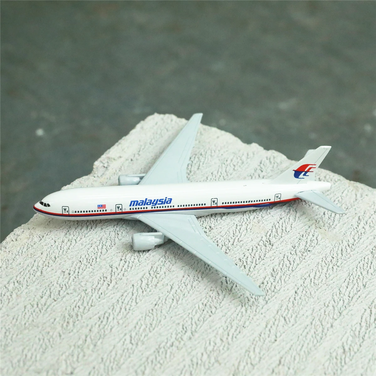 Малазийский авиационный самолёт B777, металлическая литая модель 15 см, коллекционная миниатюрная авиационная миниатюра по всему миру
Малазийский авиационный самолёт B777, металлическая литая модель 15 см, коллекционная миниатюрная авиационная миниатюра по всему миру
