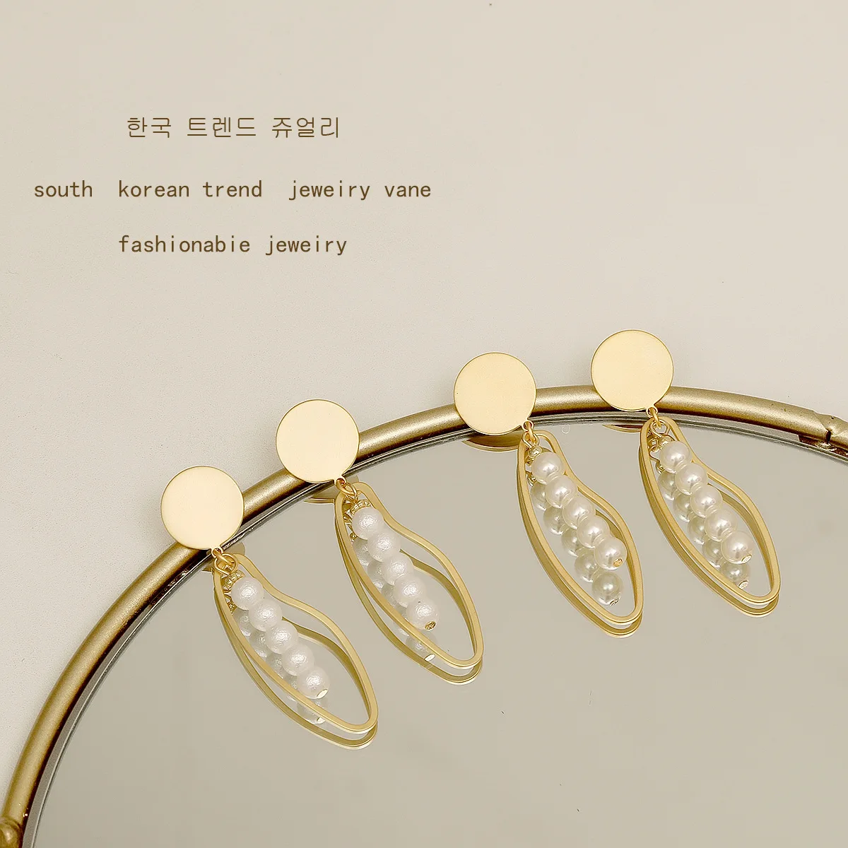 2021 new pop designer Korean autumn extremely simple ear jewelry women's matte hollow out Earrings retro Pearl Earrings
2021 new pop designer Korean autumn extremely simple ear jewelry women's matte hollow out Earrings retro Pearl Earrings
