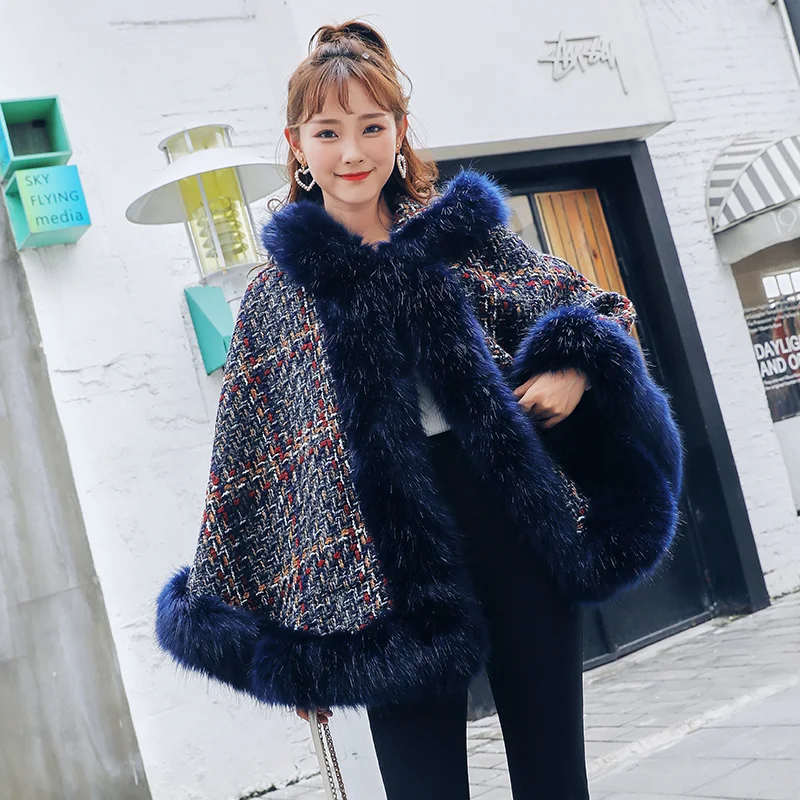 Jacket Tweed Winter Big Collar Hooded Shawl Cloak Thick Warm Faux Fox Fur Coat Women Woolen Ponchos and Capes Female Outwear
Jacket Tweed Winter Big Collar Hooded Shawl Cloak Thick Warm Faux Fox Fur Coat Women Woolen Ponchos and Capes Female Outwear