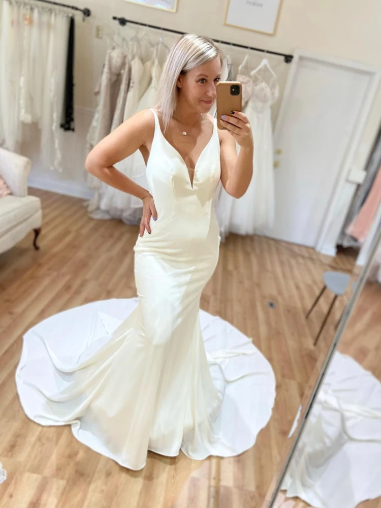 Sexy Mermaid Wedding Dress Deep V-Neck Sleeveless Backless Satin Sweep Train Bacless Simple Bride Gowns with Button Bow
Sexy Mermaid Wedding Dress Deep V-Neck Sleeveless Backless Satin Sweep Train Bacless Simple Bride Gowns with Button Bow