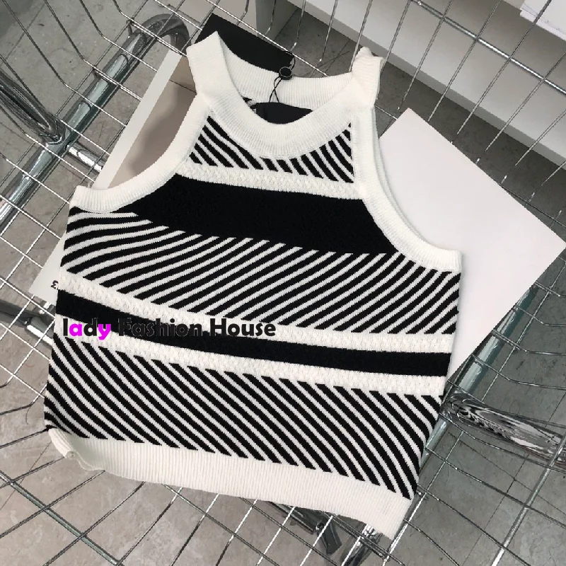 luxury design high quality contrast letter embroidery round neck sleeveless top temperament slim knit short sleeved vest T-shirt
luxury design high quality contrast letter embroidery round neck sleeveless top temperament slim knit short sleeved vest T-shirt