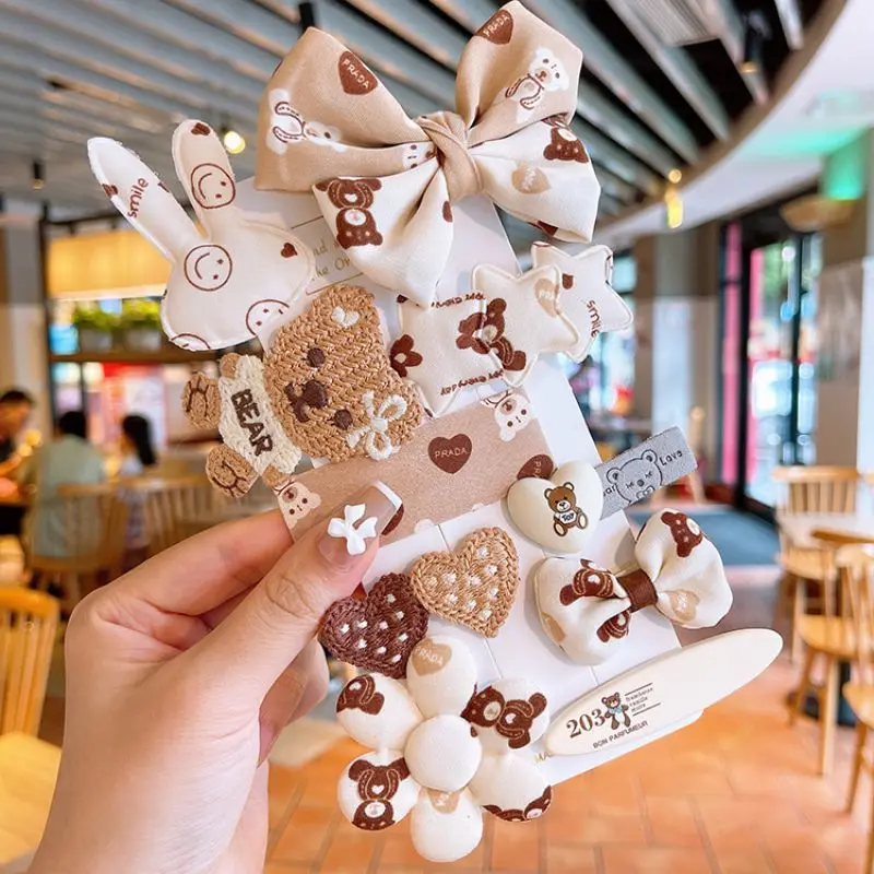 9/10Pcs/Set New Children'sCartoon Bear Bow Hairpin Set Girl Fabric Milk Tea Color Autumn And Winter Cute Hairpin Side Clip
9/10Pcs/Set New Children'sCartoon Bear Bow Hairpin Set Girl Fabric Milk Tea Color Autumn And Winter Cute Hairpin Side Clip