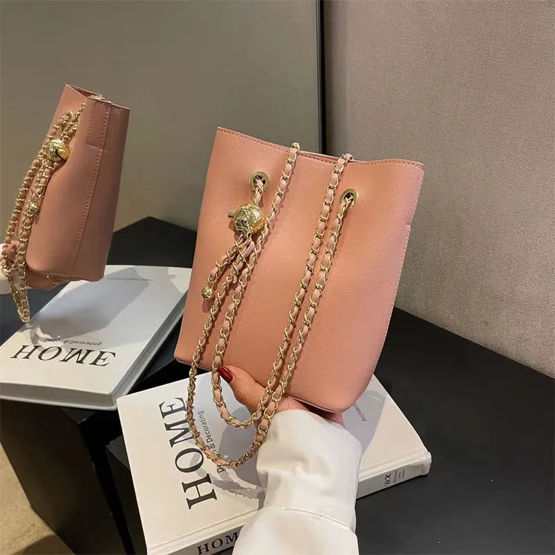Women's new fashion leather bucket handbag Women's multi-function shoulder bag Simple portable vegetable basket storage satchel
Women's new fashion leather bucket handbag Women's multi-function shoulder bag Simple portable vegetable basket storage satchel