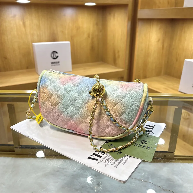 Женская сумка на плечо из искусственной кожи с узором в стиле Lingge, женская маленькая сумка, брендовая дизайнерская простая Сумочка для деву...
Женская сумка на плечо из искусственной кожи с узором в стиле Lingge, женская маленькая сумка, брендовая дизайнерская простая Сумочка для деву...