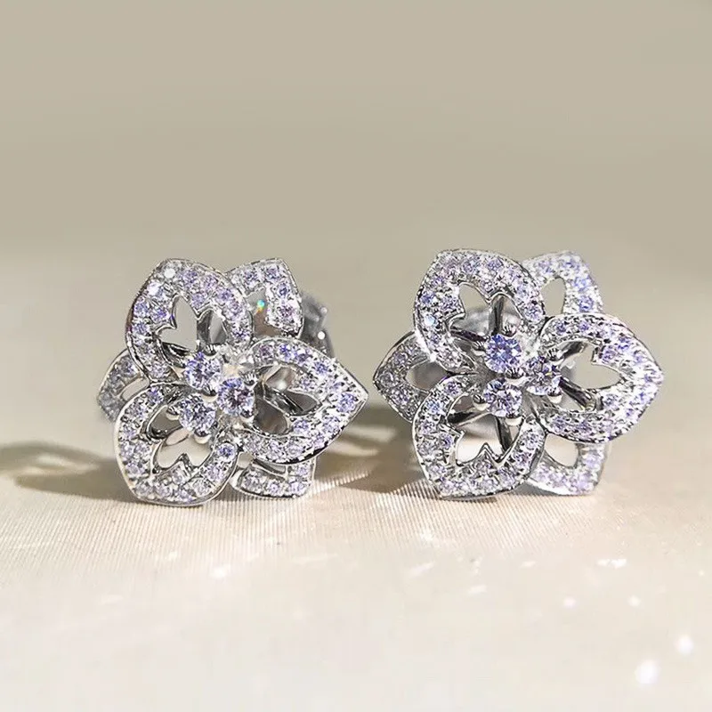 Japan and South Korea's New Rose Studded Earrings with Diamonds Fashion Temperament Earrings Small Crowd Design Jewelry
Japan and South Korea's New Rose Studded Earrings with Diamonds Fashion Temperament Earrings Small Crowd Design Jewelry