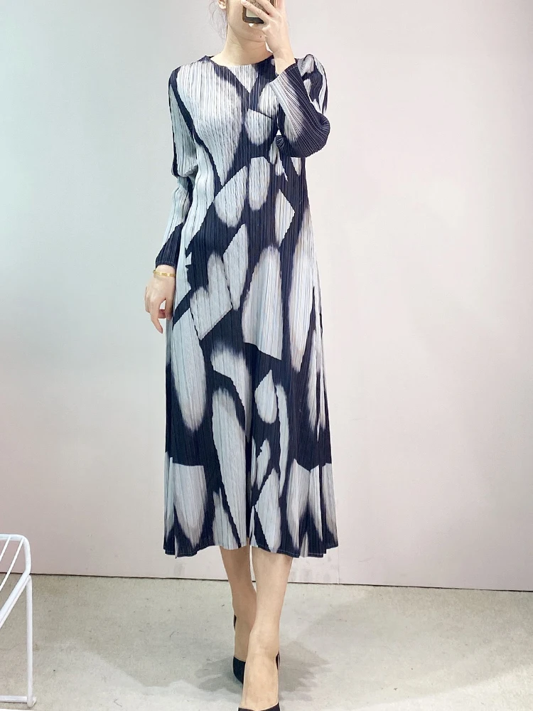 Women's temperament long sleeved party dress Miyak fold 2023 spring new A-line geometric print dresses
Women's temperament long sleeved party dress Miyak fold 2023 spring new A-line geometric print dresses