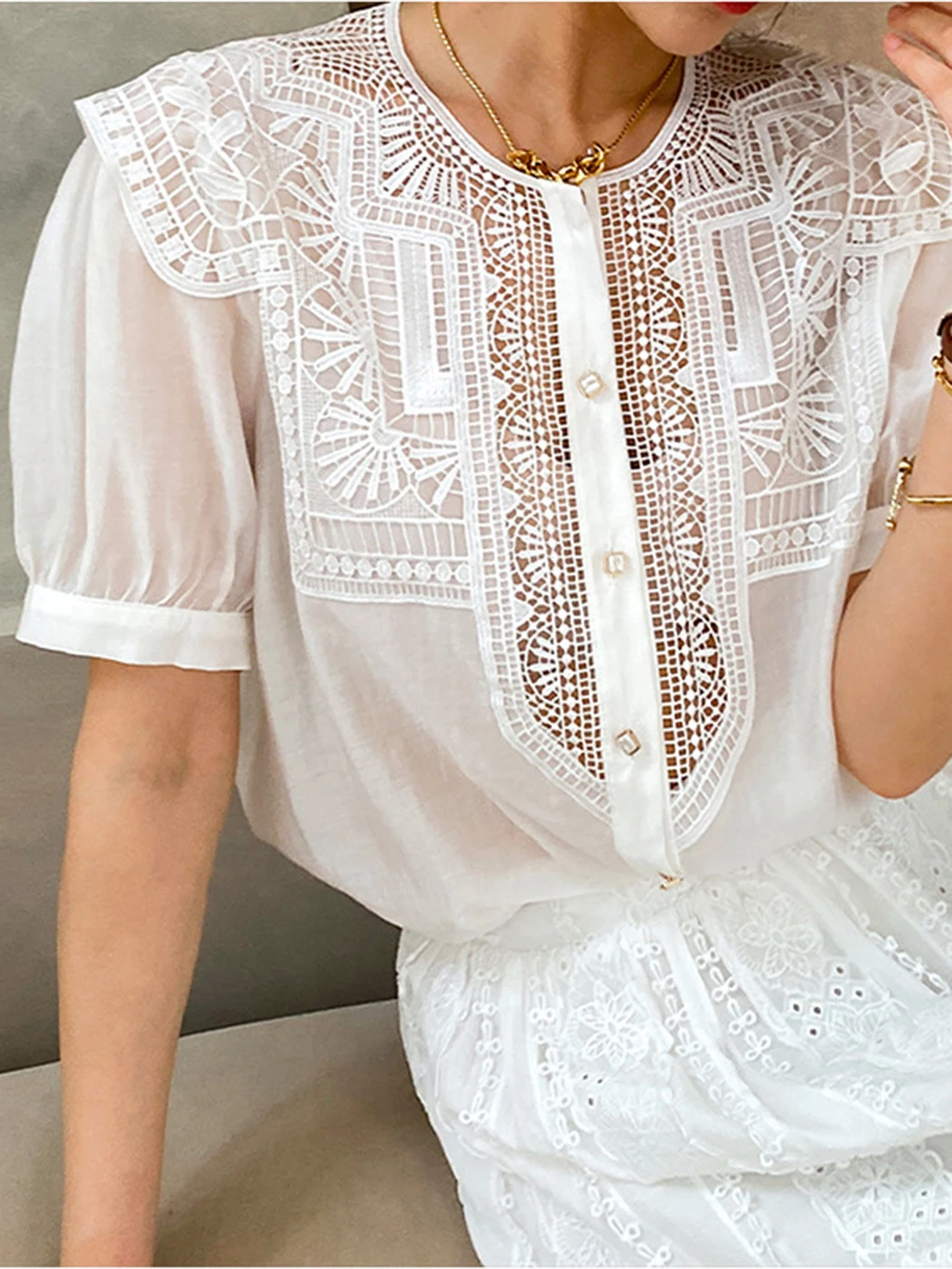 2022 Summer Hollow Out Cardigan Shirt Women Beach Vacation Casual Blouse French Design Short Sleeve O Neck Elegant Tops Female
2022 Summer Hollow Out Cardigan Shirt Women Beach Vacation Casual Blouse French Design Short Sleeve O Neck Elegant Tops Female