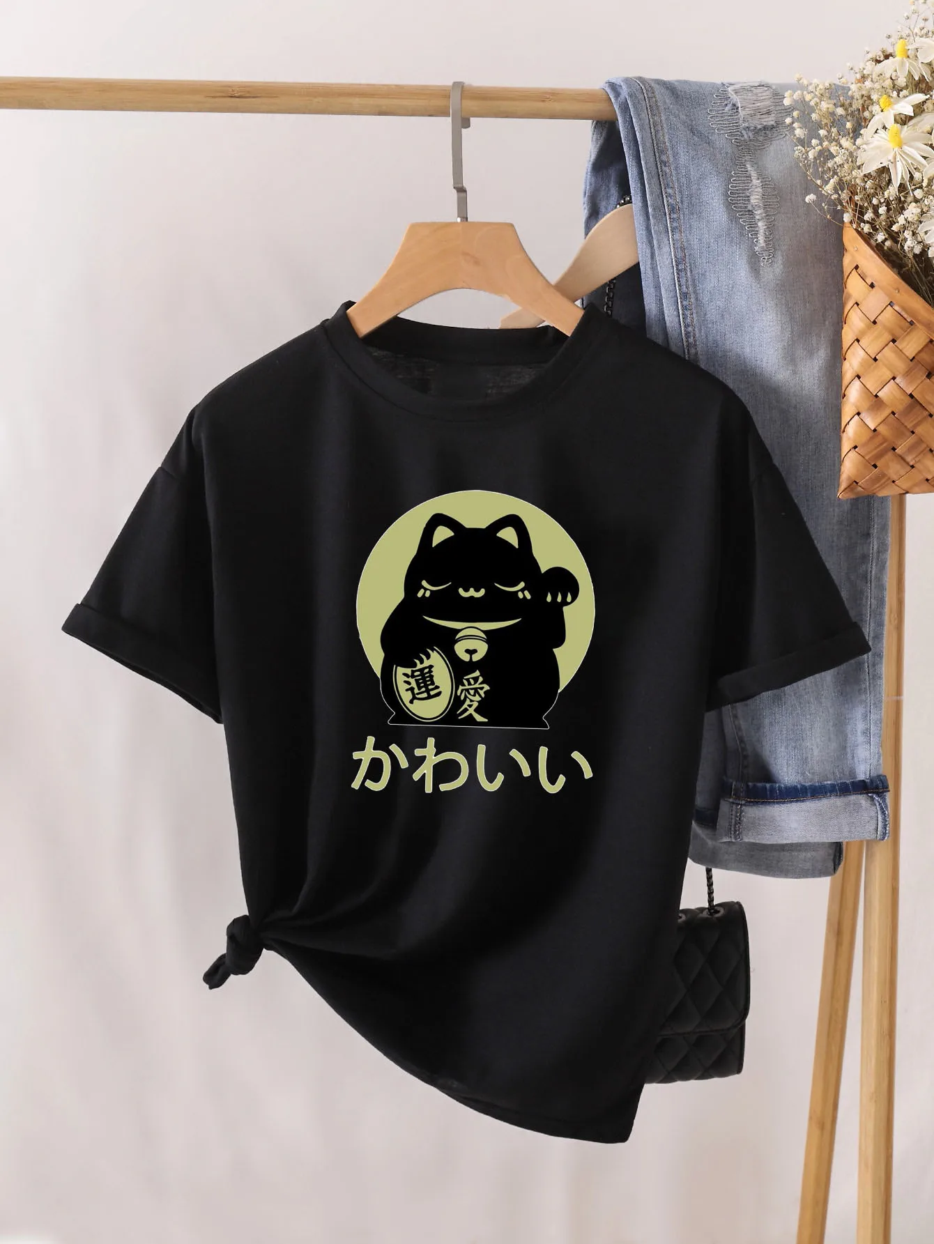 Женская футболка с круглым вырезом и принтом кота
Женская футболка с круглым вырезом и принтом кота