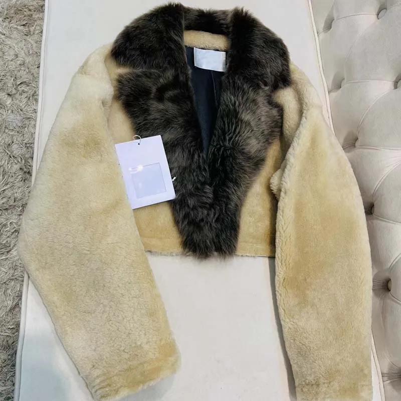 Women Coat Winter Short Length Natural Real Sheep Fur Jacket Genuine Leather New Fashion Contrast Color Collar
Women Coat Winter Short Length Natural Real Sheep Fur Jacket Genuine Leather New Fashion Contrast Color Collar