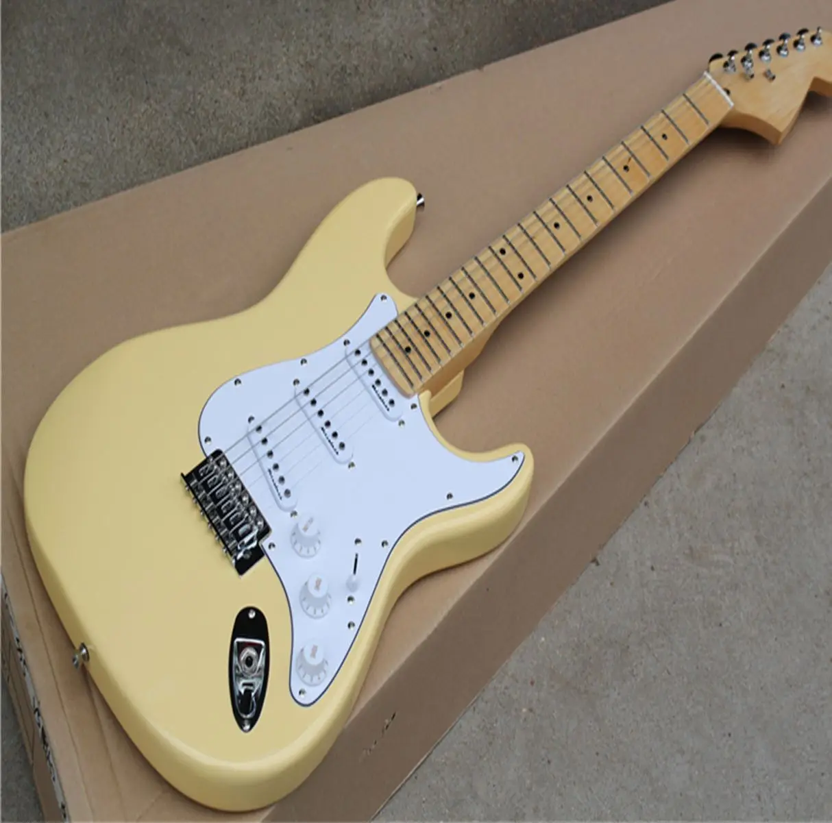 6-string electric guitar, cream Maple concave convex fingerboard, chrome plated hardware guitar, free transportation
6-string electric guitar, cream Maple concave convex fingerboard, chrome plated hardware guitar, free transportation