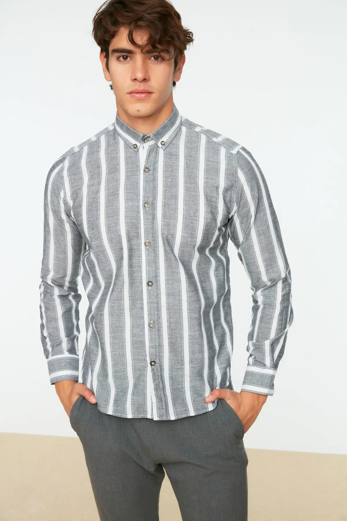 Мужская рубашка с воротником на пуговицах
Мужская рубашка с воротником на пуговицах