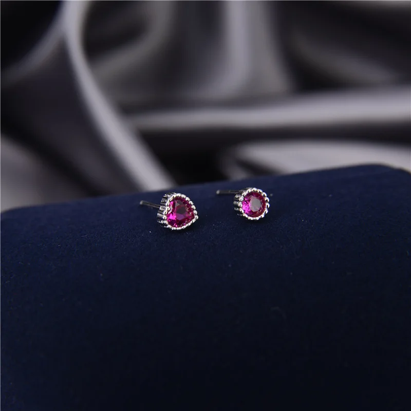 Женские серьги-гвоздики из серебра 925 пробы, с красным сердцем
Женские серьги-гвоздики из серебра 925 пробы, с красным сердцем