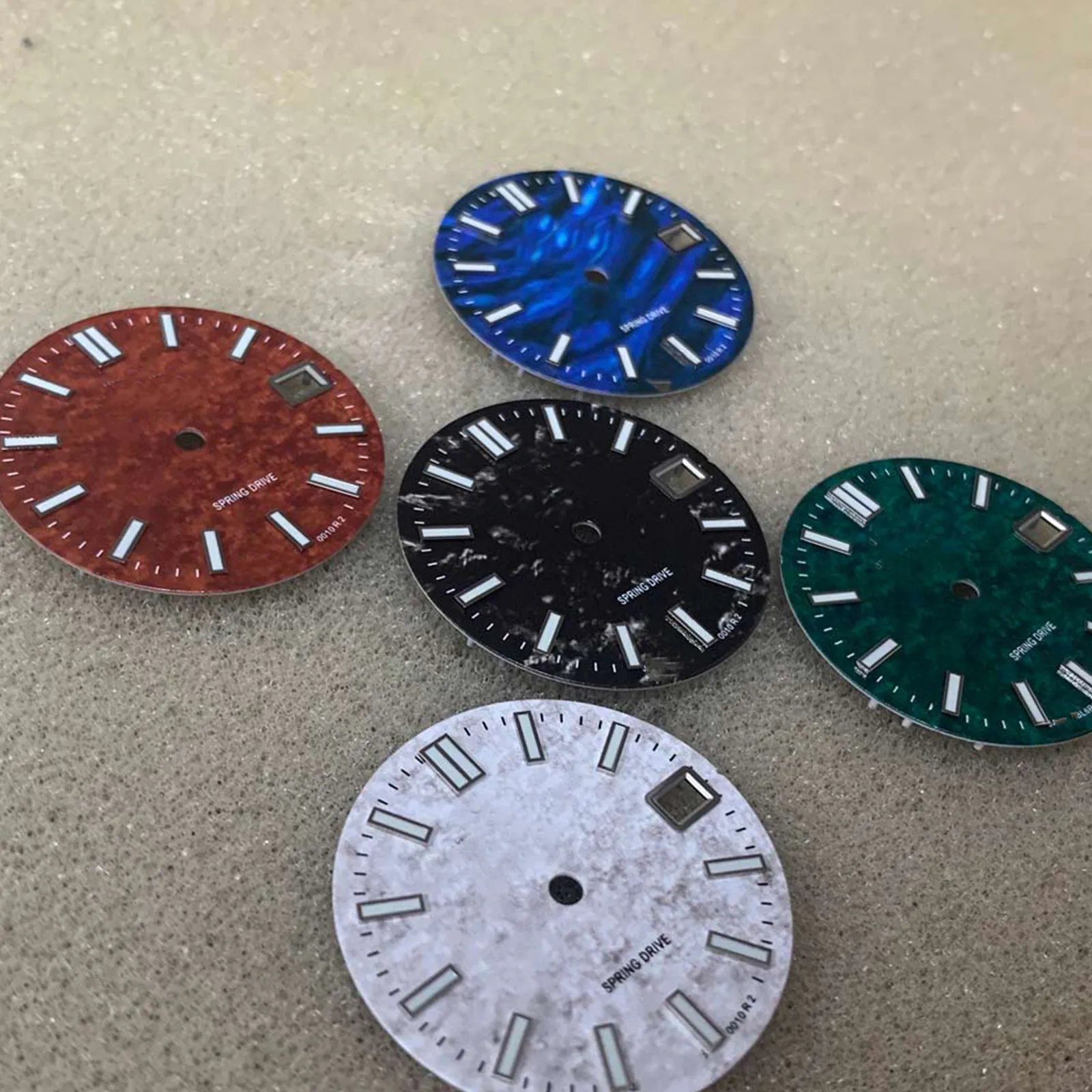 Зеленый светящийся циферблат GS 28,5, 3/3, 2 позиции, одиночный календарь, циферблат для механического движения NH35/ NH36/ 4R/ 7S, 8/4 мм 
Зеленый светящийся циферблат GS 28,5, 3/3, 2 позиции, одиночный календарь, циферблат для механического движения NH35/ NH36/ 4R/ 7S, 8/4 мм