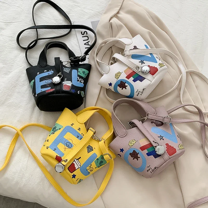 New Women Bags Cute Doodle Letter Messenger Shoulder Bag Girls Drawstring Bucket Crossbody Bag Female Fashion Leisure Trend Bag
New Women Bags Cute Doodle Letter Messenger Shoulder Bag Girls Drawstring Bucket Crossbody Bag Female Fashion Leisure Trend Bag