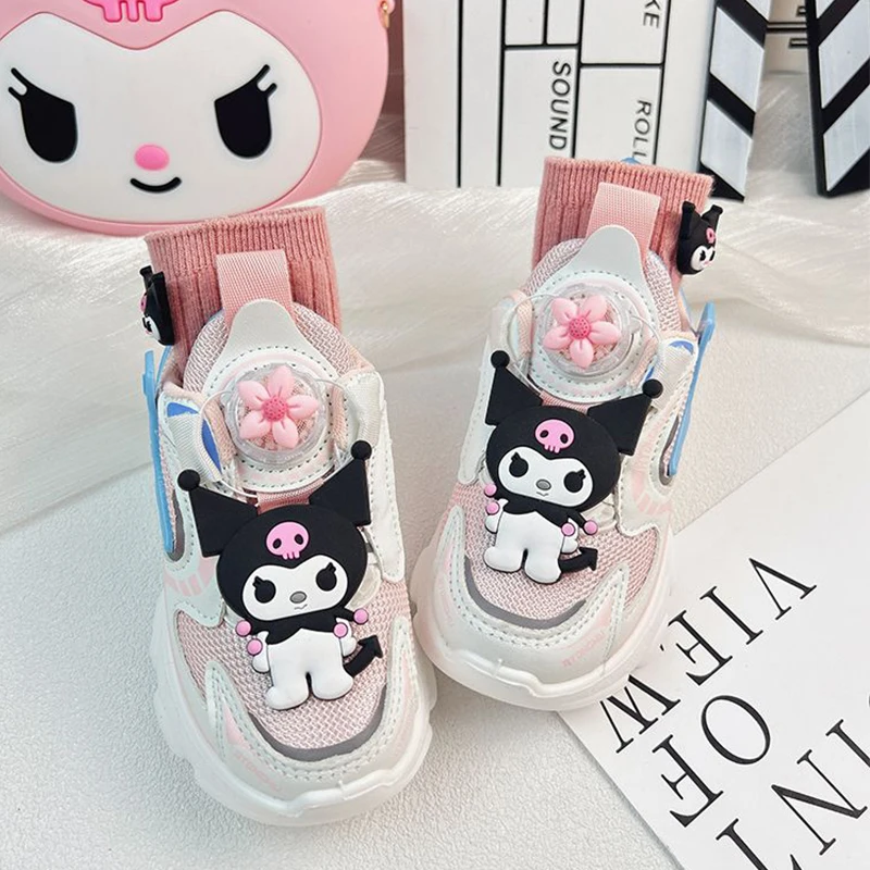 Розовые кроссовки на пуговицах для девочек Kawaii Sanrios Kuromi осенние Мультяшные Детские Модные Повседневные Нескользящие износостойкие кроссовки
Розовые кроссовки на пуговицах для девочек Kawaii Sanrios Kuromi осенние Мультяшные Детские Модные Повседневные Нескользящие износостойкие кроссовки