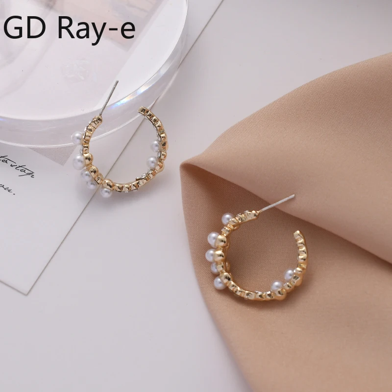 Baroque Retro C-shaped Pearl Earrings for Women Korean Temperament Fashion Simple Elegant Mini Hoop Earrings Party Gifts Jewelry
Baroque Retro C-shaped Pearl Earrings for Women Korean Temperament Fashion Simple Elegant Mini Hoop Earrings Party Gifts Jewelry
