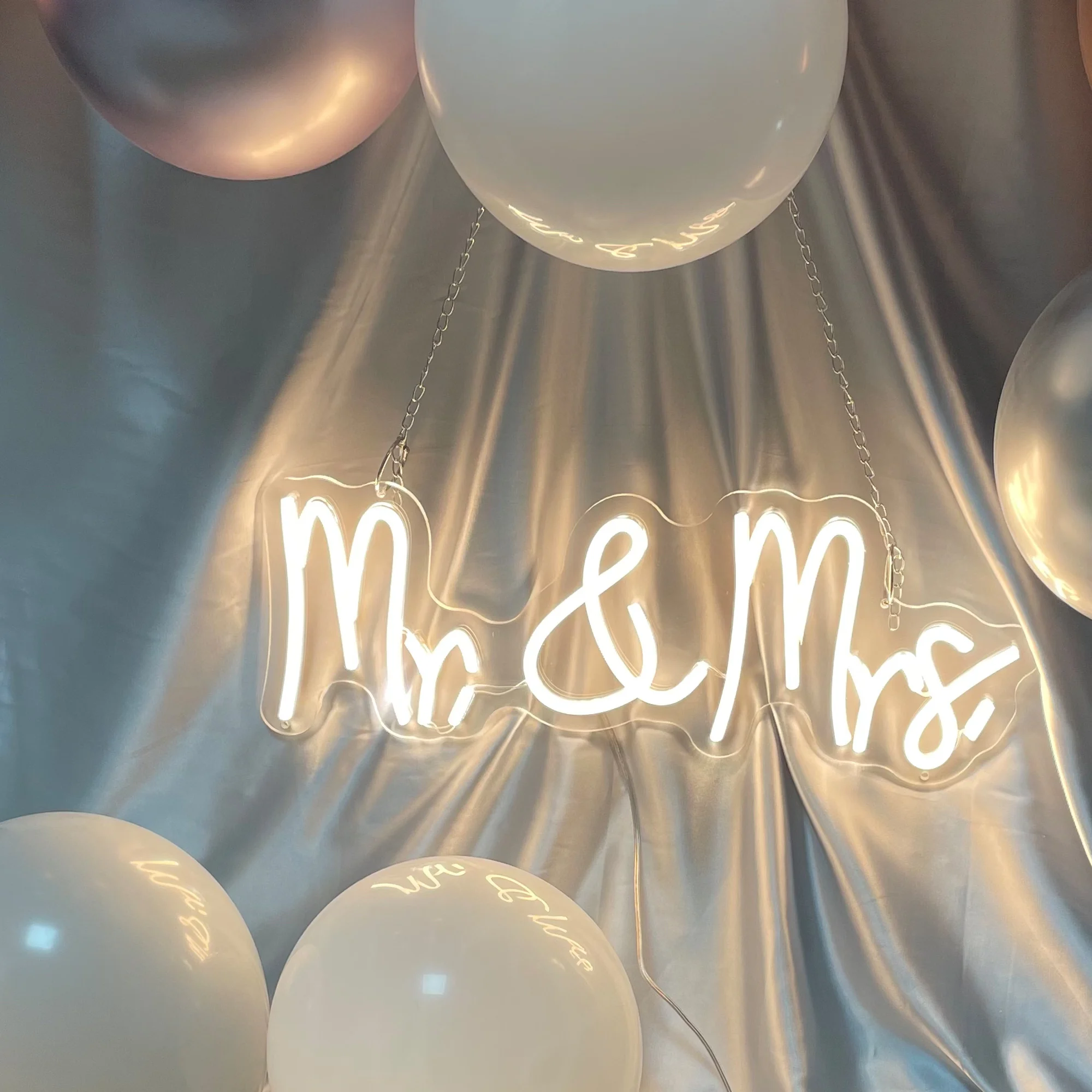 Неоновая вывеска Mr and Mrs для свадебного декора, неоновый светодиодный светильник с прозрачной акриловой основой для вечеривечерние, комнатн...
Неоновая вывеска Mr and Mrs для свадебного декора, неоновый светодиодный светильник с прозрачной акриловой основой для вечеривечерние, комнатн...