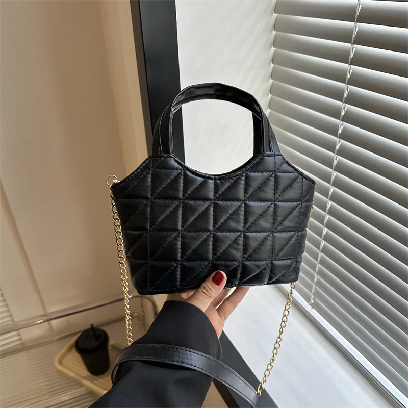 

Женская сумка в стиле ретро, вместительная сумочка-мешок с вышивкой алмазов, нишевая дизайнерская дамская сумка на плечо, однотонная сумка через плечо с цепочкой