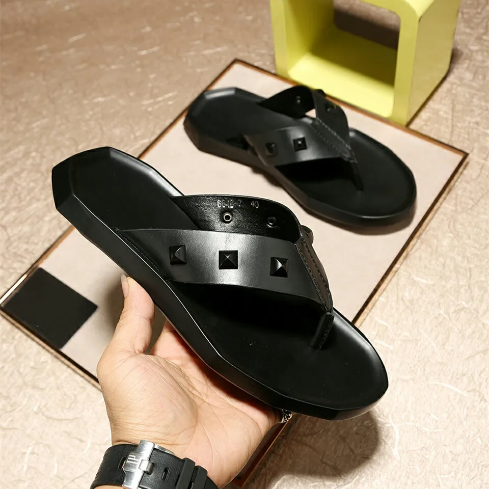 Luxury Designer Shoes Men Spiked Flip Flops Rivets Italian House Slippers Christmas Gift Indoor Slides Home Leisure Flats Summer
Luxury Designer Shoes Men Spiked Flip Flops Rivets Italian House Slippers Christmas Gift Indoor Slides Home Leisure Flats Summer