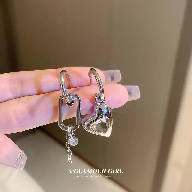 Silver Needle Asymmetric Diamond Heart Earrings Niche Ins Cold Wind Fashion Personalized
Silver Needle Asymmetric Diamond Heart Earrings Niche Ins Cold Wind Fashion Personalized